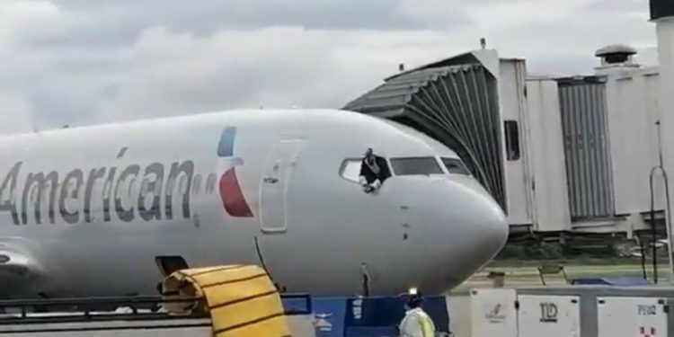 Yolcu, kokpit penceresinden atlamaya çalıştı