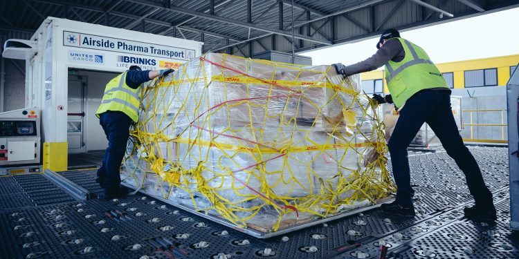 DHL 2 milyar dozdan fazla COVID-19 aşısı taşıdı