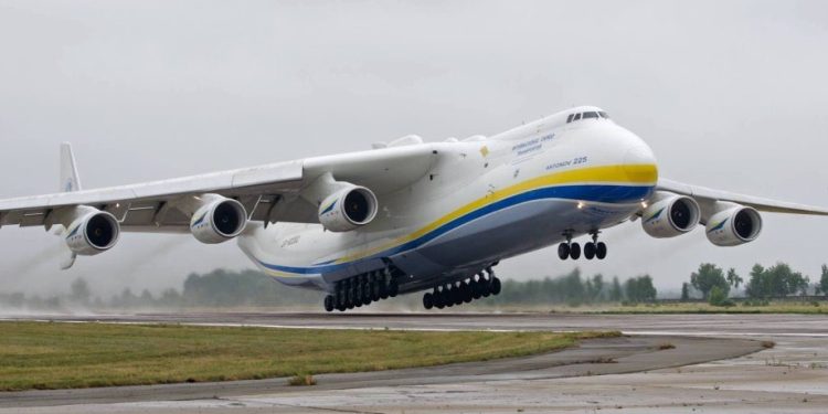 Dünyanın en büyük kargo uçağı Antonov vuruldu