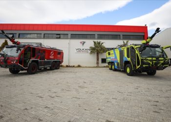 Türk ‘Lion’u 12 ülkenin havalimanında alevlerle savaşıyor