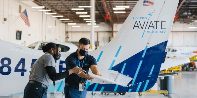United Airlines pilot yetiştirmek için okul açtı