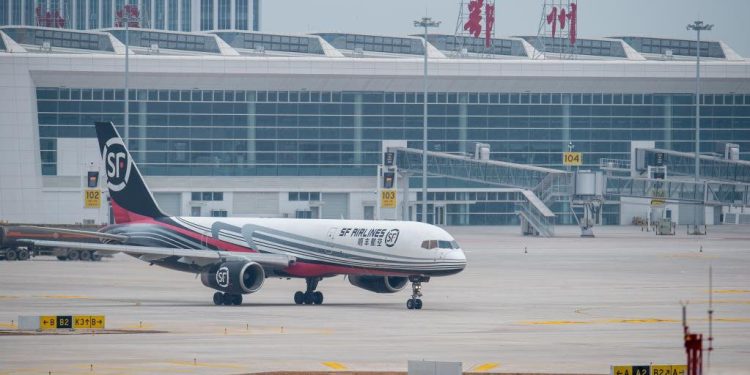 Çin’in ilk kargo havalimanı hizmete hazır