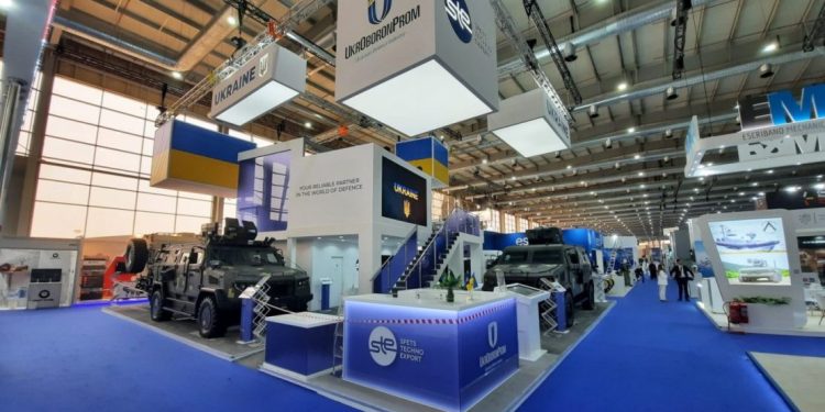 Rus ve Ukrayna silahları savunma fuarında yarışıyor