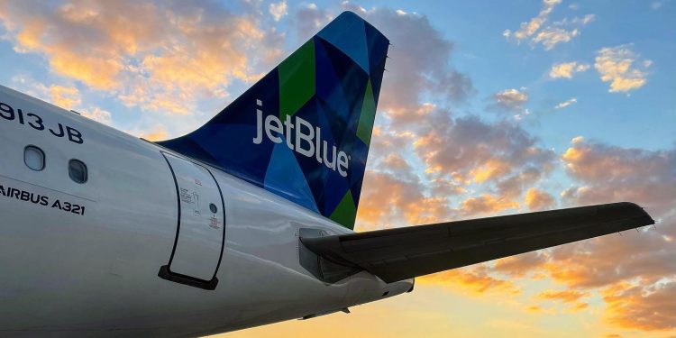 Alkollü yolcu uçağı pilotu kokpitten çıkarıldı