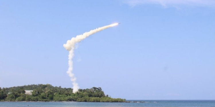 Hindistan BrahMos süpersonik füzesini test etti