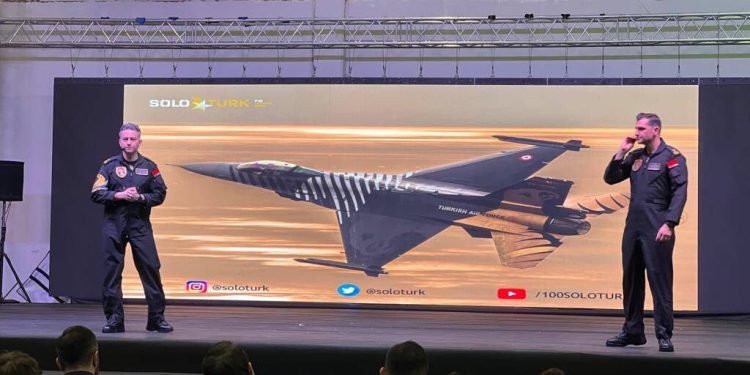 SOLOTÜRK’ün pilotları gençlerle buluştu