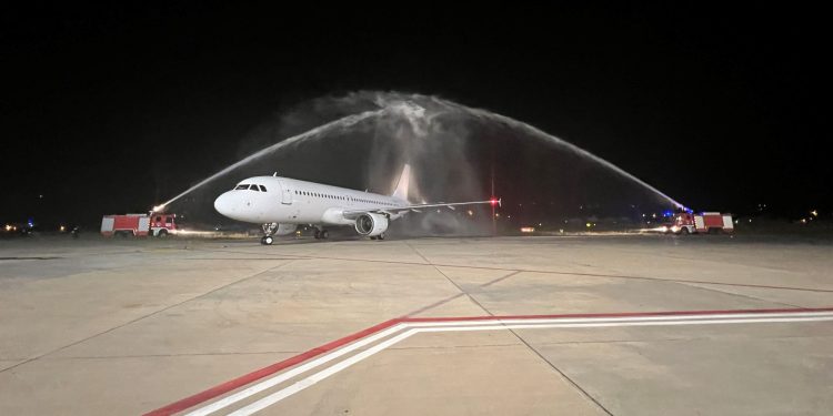 Gazipaşa-Alanya Tallinn’den gelen ilk uçağı karşıladı