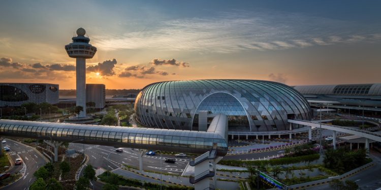 Kısıtlamaları gevşeten Singapur’dan yolcu sayısında keskin artış