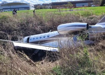 Özel jet havalimanı yerine dereye indi