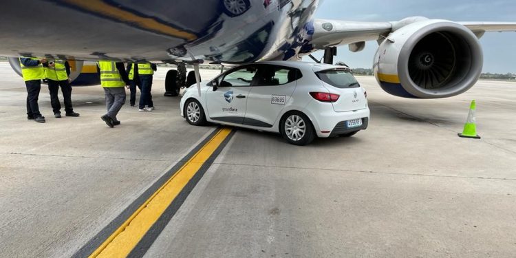 Araba pist üstünde duran uçağa çarptı