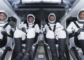 SpaceX, 165 milyon dolara uzaya 3 kişi gönderdi