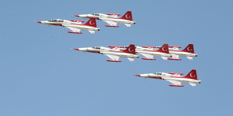 Türk Yıldızları, Şanlıurfa’nın kurtuluş yıl dönümü için uçtu