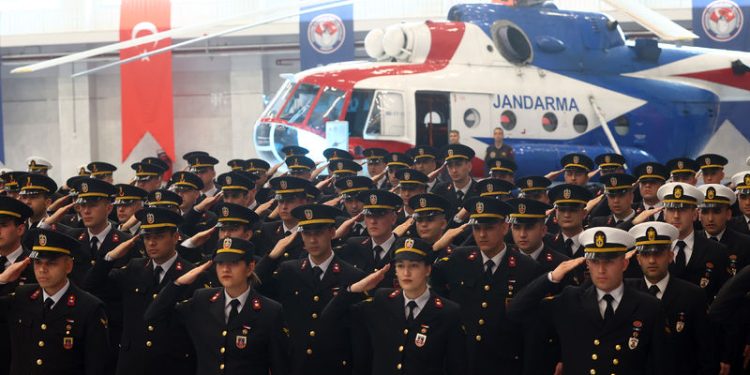 Jandarma’ya 12 helikopter pilotu katıldı
