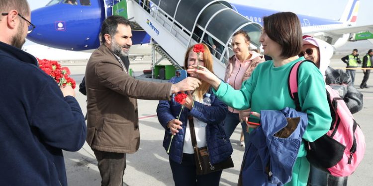 Kapadokya’ya gelen Moldovalı turistler çiçeklerle karşılandı