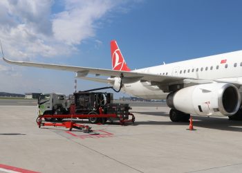 Uçaklara yakıt 80 km uzunluğa sahip borularla veriliyor