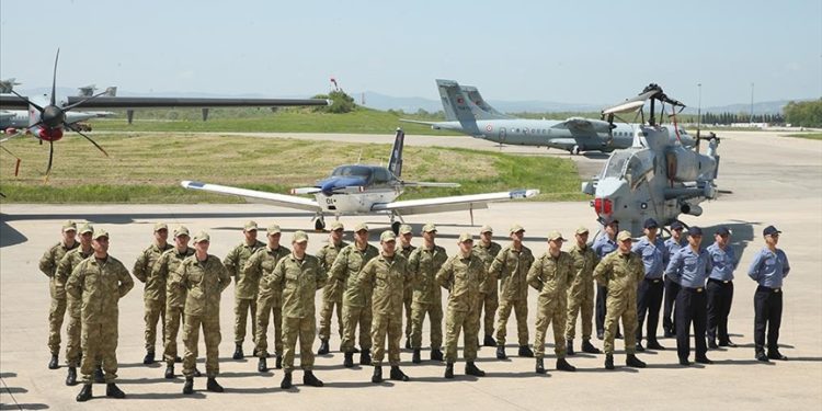 Deniz havacılar bayramda görev başında