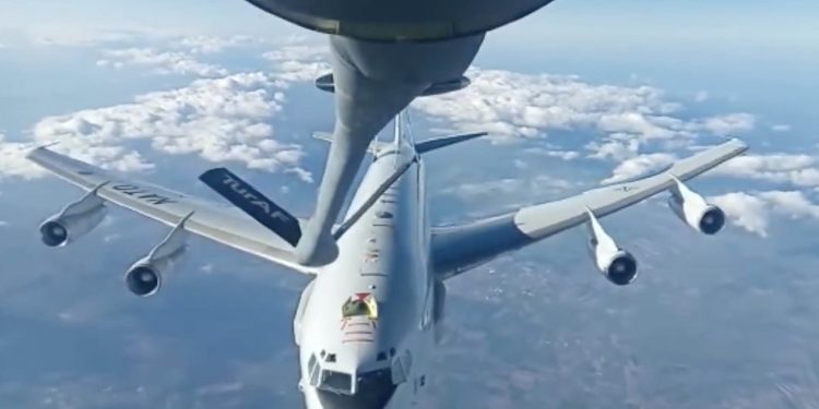 NATO AWACS uçağına havada yakıt ikmali