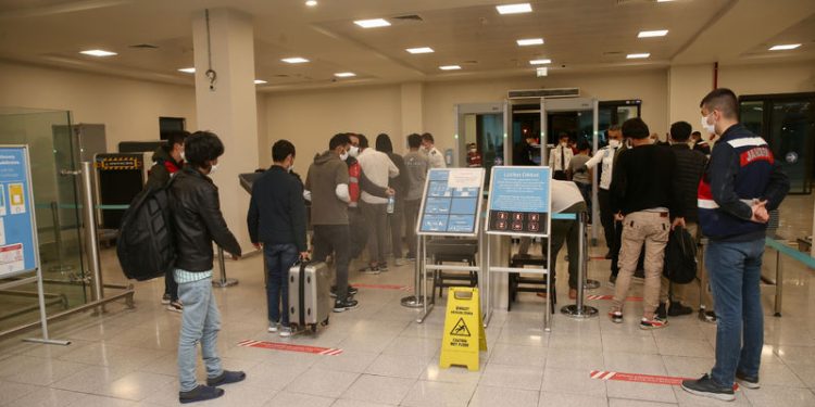 İstanbul havalimanı’ndan 213 düzensiz göçmen sınır dışı edildi