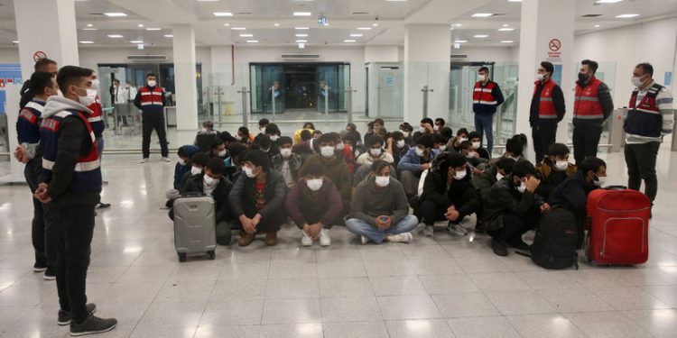 İstanbul havalimanı’ndan 213 düzensiz göçmen sınır dışı edildi