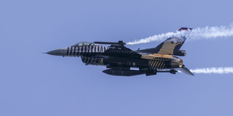 SOLOTÜRK, Rize-Artvin Havalimanı’nda gösteri uçuşu gerçekleştirdi