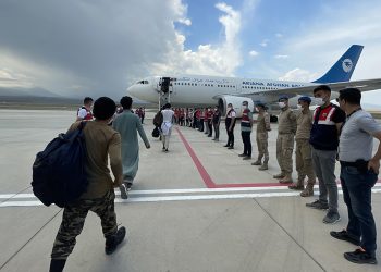 1237 Afganistanlı göçmen uçaklarla ülkelerine gönderildi