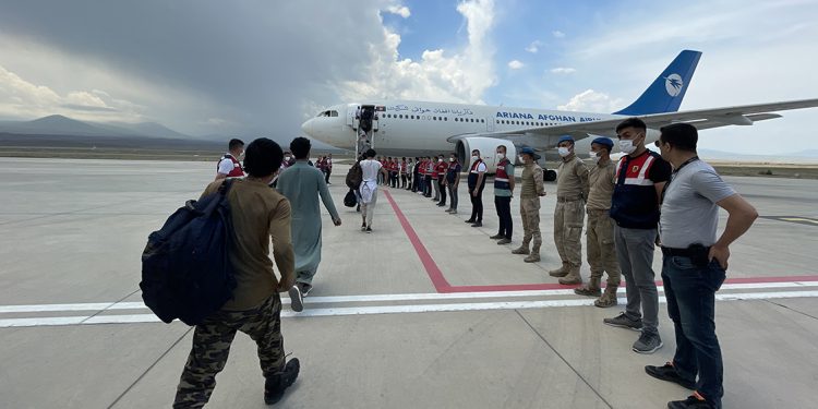 1237 Afganistanlı göçmen uçaklarla ülkelerine gönderildi