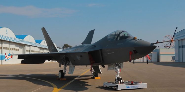 Güney Kore’nin savaş uçağı motor çalıştırdı