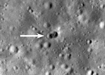 NASA, Ay’a çarpan roketin yarattığı dev krater görüntüsünü yayımladı
