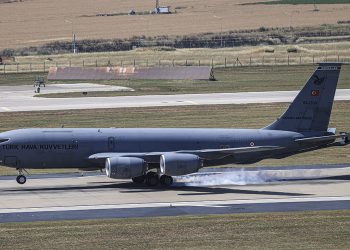 Havalandığı zaman 20 savaş uçağını göklerde tutabiliyor