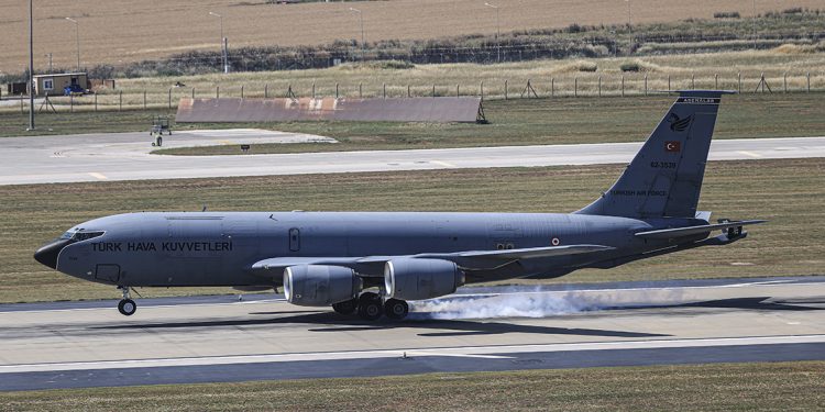 Havalandığı zaman 20 savaş uçağını göklerde tutabiliyor