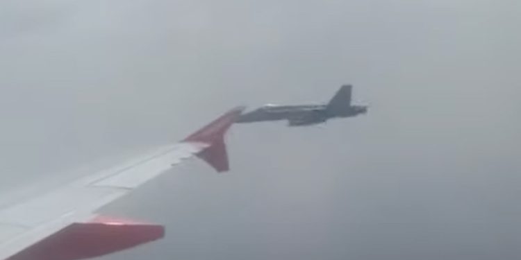 Bomba ihbarı yapılan uçağa F-18’ler havalandı