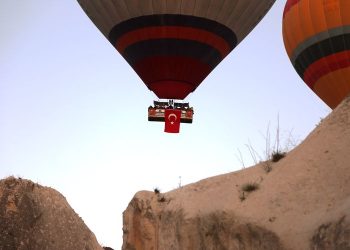 Kapadokya’da balonlar ’15 Temmuz’ için havalandı
