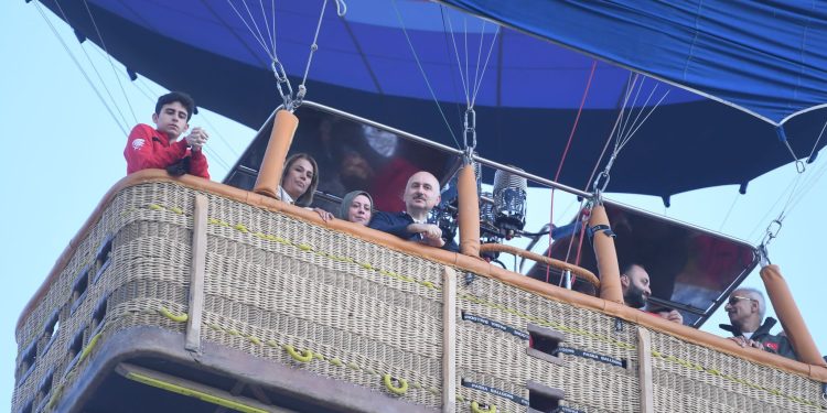 Bakan Karaismailoğlu yerli sıcak hava balonuyla uçtu