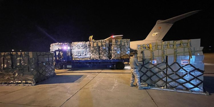 Türkiye, Pakistan’a yardım için “hava köprüsü” kurdu