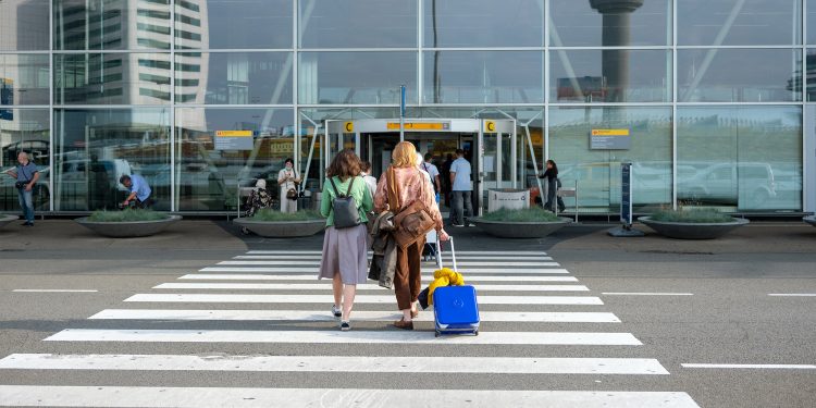 Amsterdam Schiphol kapasite sınırını 3 ay uzattı