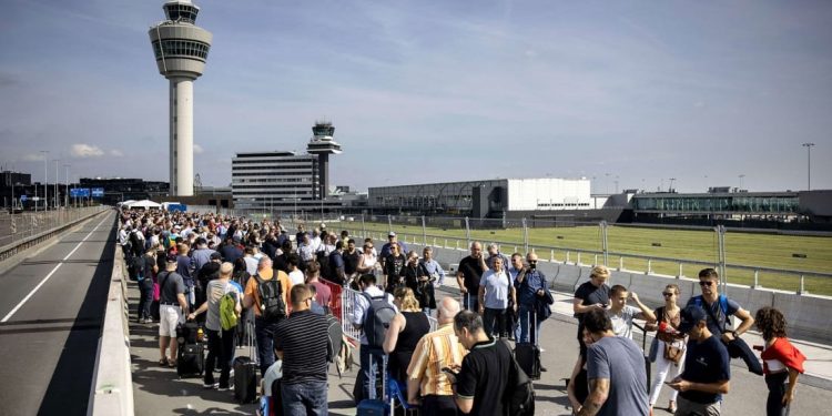 Schiphol Havalimanı ordudan yardım istedi