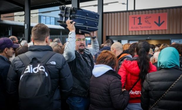 Güvenlik görevlileri yolcuları havalimanına almadı