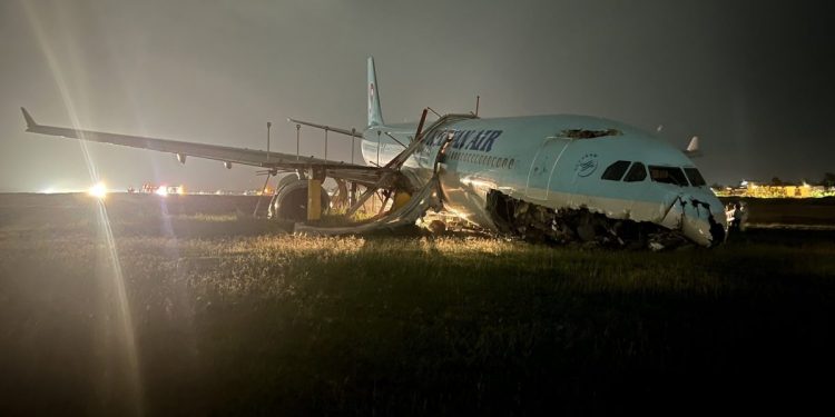 Korean Airlines uçağı üçüncü iniş denemesinde pistten çıktı