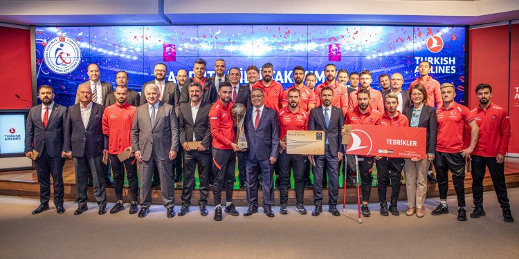 THY ve Ampute Milli Takımı şampiyonluğu kutladı