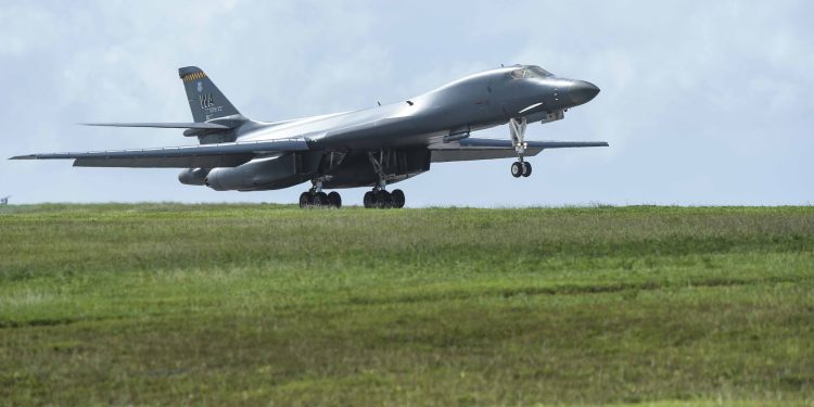 ABD ve Güney Kore’den bombardıman uçağıyla tatbikat