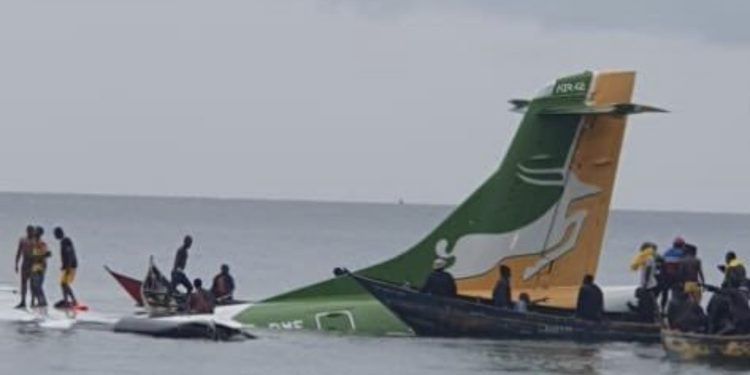 Yolcu uçağı göle düştü: 19 ölü