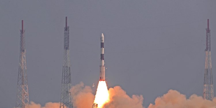 Hindistan, Butan ile geliştirdiği uyduyu uzaya fırlattı