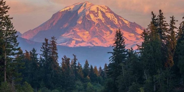 Gün batımında Mount Rainier