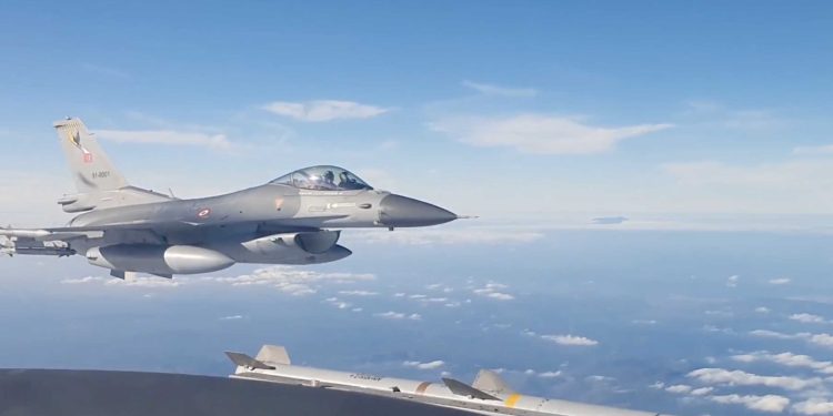 Türk savaş uçaklarından Ege’de eğitim uçuşu