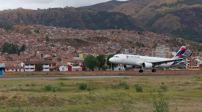 Havalimanı uçuşlara kapatıldı, binlerce turist mahsur kaldı