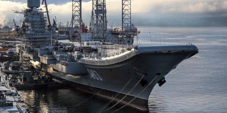 Rusya’nın tek uçak gemisi ‘Admiral Kuznetsov’da yangın