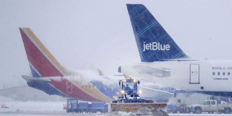 Kötü hava şartları havalimanının kapısına kilit vurdurdu