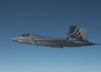 Kore’nin savaş uçağı KF-21 ilk süpersonik uçuşunu yaptı