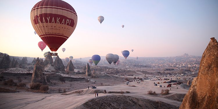 Kapadokya’da yeni yılın ilk günü gökyüzünde karşılandı