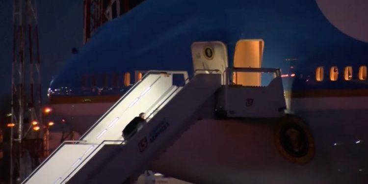 Biden, Air Force One merdivenlerini çıkarken yine düştü